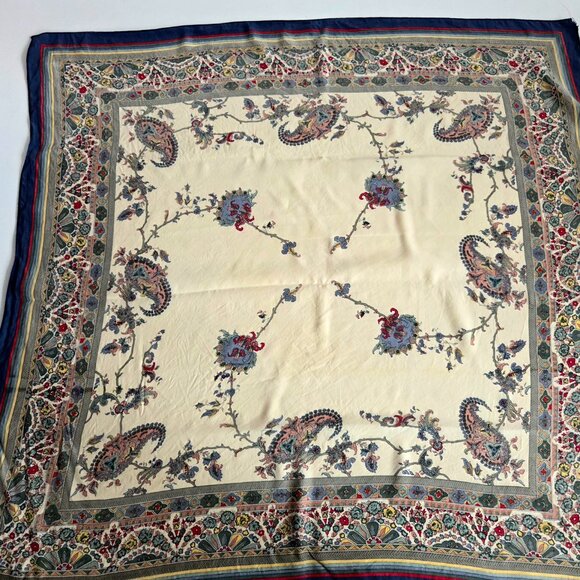 Large silk scarf with floral design. - Picture 5 of 12